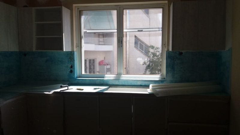 πάγκος κουζίνας με πατητή τσιμεντοκονία πριν την ολοκλήρωση εργασιών