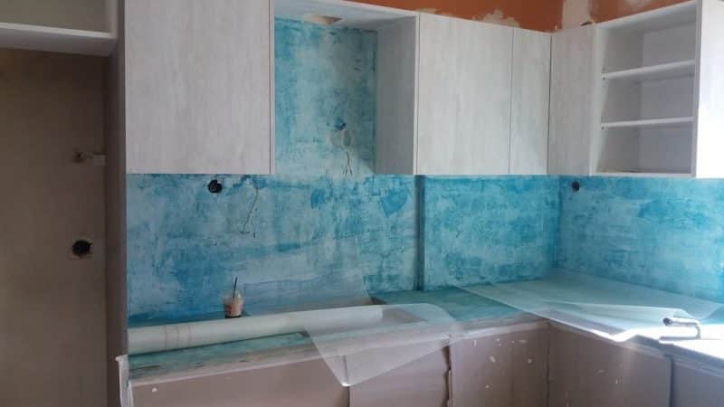 Πατητή τσιμεντοκονία σε πάγκο κουζίνας κατά τη διάρκεια εφαρμογής