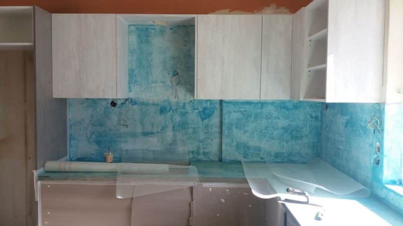 Πατητή τσιμεντοκονία σε πάγκο και πλάτη κουζίνας κατά τη διάρκεια εφαρμογής