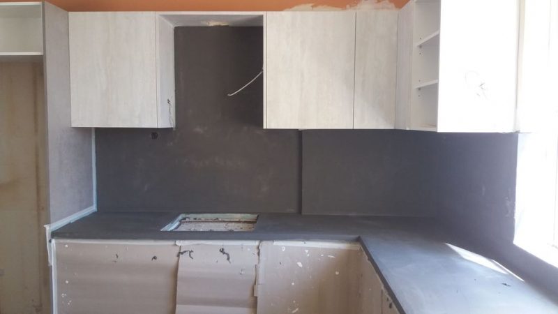 Πατητή τσιμεντοκονία σε γωνιακό πάγκο κουζίνας με επένδυση πλάτης τοίχου