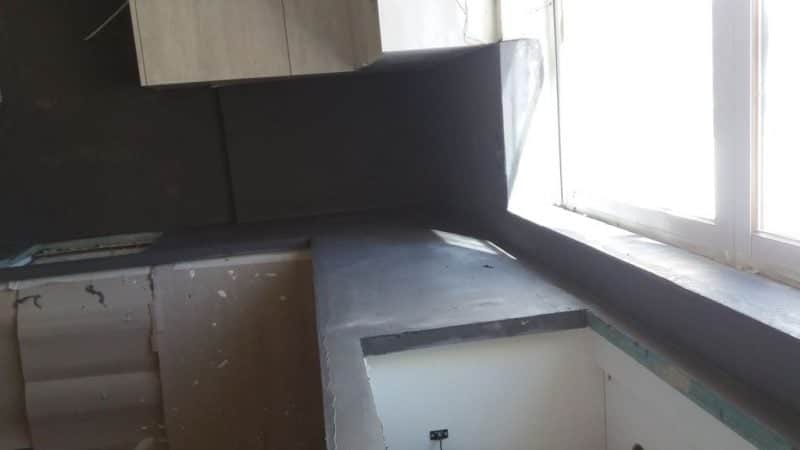 Πατητή τσιμεντοκονία σε πάγκο κουζίνας με επένδυση παραθύρου και γωνιακή ένωση