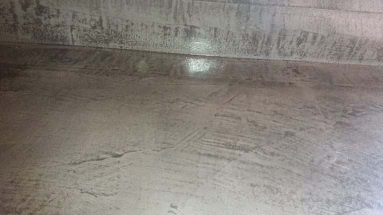 Υφή πατητής τσιμεντοκονίας σε πάγκο κουζίνας με φυσικά νερά και γυαλισμένο φινίρισμα