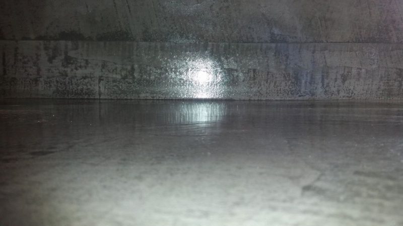 Λεπτομέρεια επιφάνειας πατητής τσιμεντοκονίας σε πάγκο κουζίνας με γυαλισμένο φινίρισμα