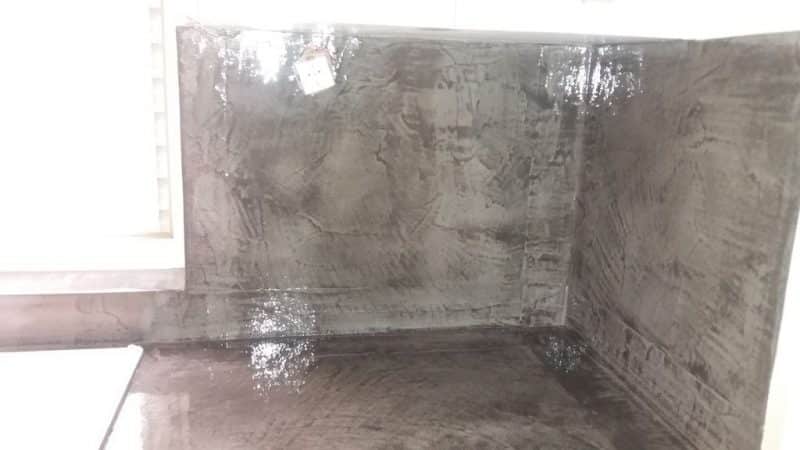 Πατητή τσιμεντοκονία σε πάγκο και πλάτη κουζίνας με τελικό προστατευτικό φινίρισμα