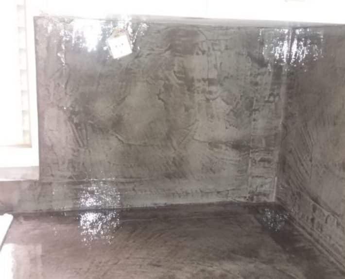 εφαρμογή πατητής τσιμεντοκονίας σε πάγκο και τοίχο κουζίνας