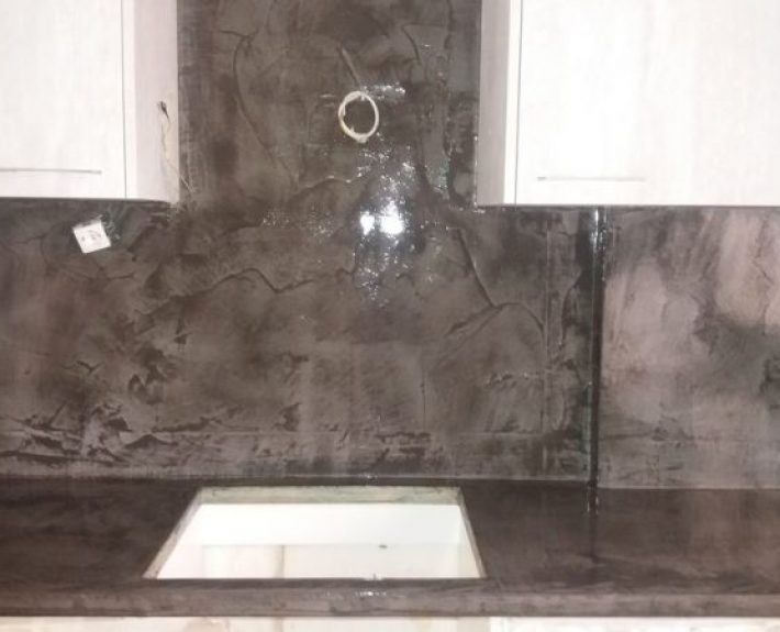 πάγκος κουζίνας με πατητή τσιμεντοκονία και άνοιγμα για νεροχύτη