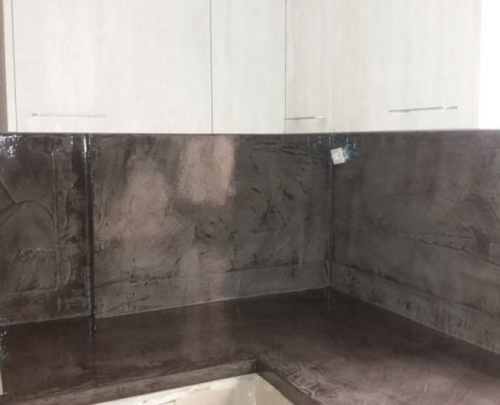 πάγκος κουζίνας με πατητή τσιμεντοκονία και επένδυση τοίχου