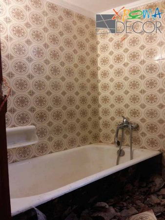 Παλαιό μπάνιο πριν την ανακαίνιση σε διαμέρισμα στο Θησείο