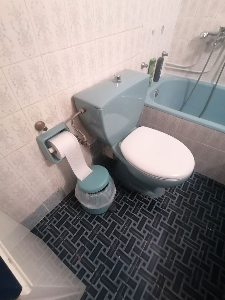 Παλαιό μπάνιο πριν την ανακαίνιση στον Χολαργό με μπανιέρα και παλιά είδη υγιεινής