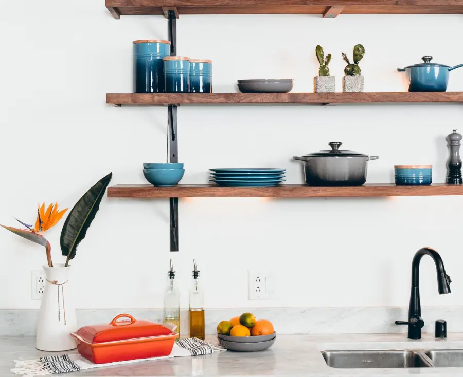 κουζίνα με ξύλινα ράφια και φυσική διακόσμηση σε μοντέρνο design