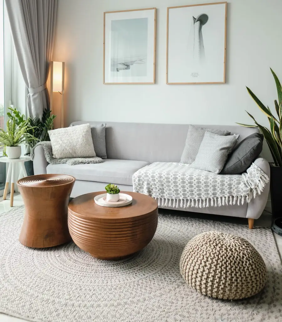 μοντέρνο σαλόνι με χαλί και minimal διακόσμηση εσωτερικού χώρου