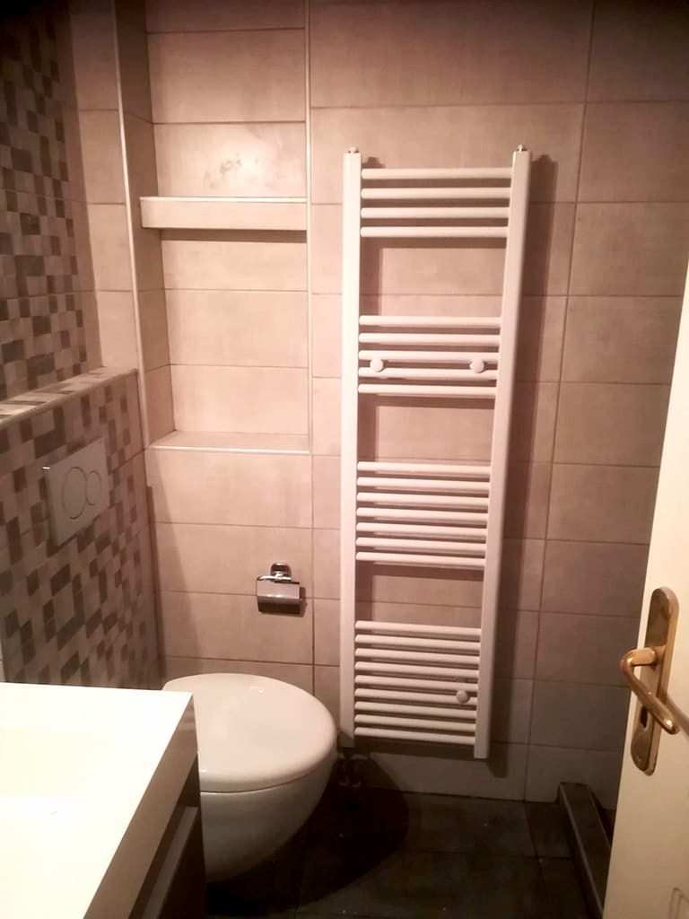 θερμαντικό σώμα μπάνιου σε ανακαίνιση μπάνιου στα Κάτω Πατήσια