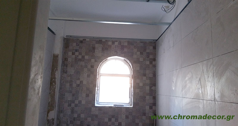 Τοποθέτηση πλακιδίων τοίχου σε ανακαίνιση μπάνιου στον Άλιμο
