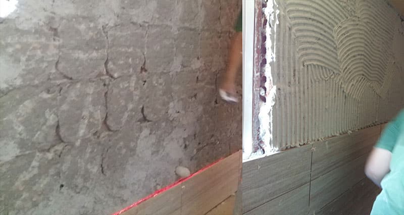 Τοποθέτηση πλακιδίων τοίχου με χρήση οδηγού και κόλλας σε ανακαίνιση μπάνιου στον Ταύρο