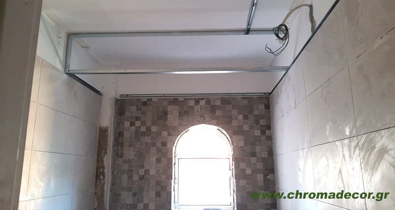Προετοιμασία για ψευδοροφή μπάνιου με μεταλλικό σκελετό στον Άλιμο