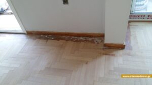 Φθαρμένο ξύλινο πάτωμα πριν το τρίψιμο και γυάλισμα σε κατοικία στο Μεταξουργείο