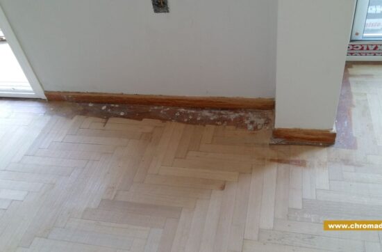 Φθαρμένο ξύλινο πάτωμα πριν το τρίψιμο και γυάλισμα σε κατοικία στο Μεταξουργείο