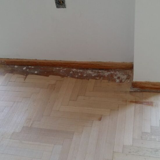 Φθαρμένο ξύλινο πάτωμα πριν το τρίψιμο και γυάλισμα σε κατοικία στο Μεταξουργείο