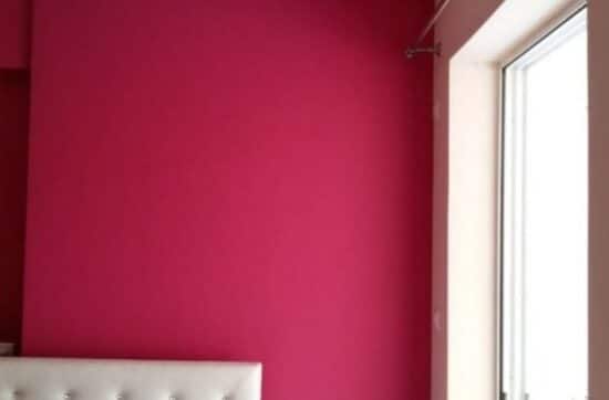 Βάψιμο εσωτερικού τοίχου σε κατοικία στο Μοσχάτο με έντονη ροζ απόχρωση