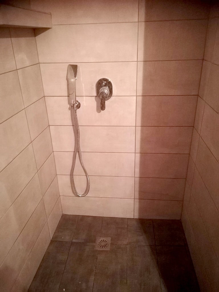 χτιστή ντουζιέρα με εντοιχισμένη μπαταρία σε ανακαίνιση μπάνιου στα Κάτω Πατήσια