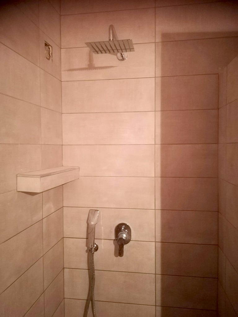 χτιστή ντουζιέρα με μπαταρία ντουζιέρας σε ανακαίνιση μπάνιου στα Κάτω Πατήσια