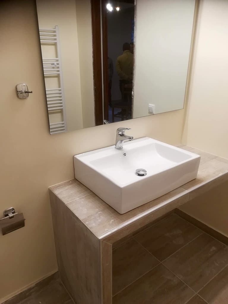 χτιστό έπιπλο μπάνιου με επιτραπέζιο νιπτήρα σε ανακαινισμένο μπάνιο στον Άγιο Στέφανο