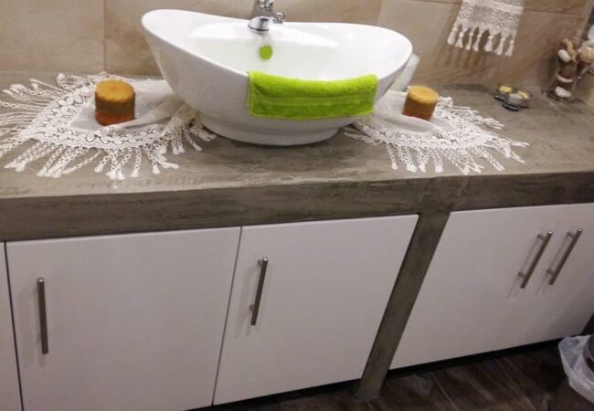 Χτιστό έπιπλο μπάνιου με πατητή τσιμεντοκονία και λευκά ντουλάπια