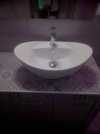 χτιστό έπιπλο μπάνιου με μοντέρνο νιπτήρα σε ανακαίνιση μπάνιου στον Βύρωνα