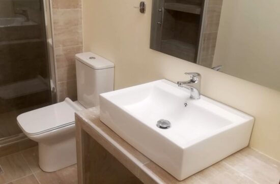 Ανακαίνιση μπάνιου στον Άγιο Στέφανο από την Chroma Decor με χτιστό έπιπλο και μοντέρνα είδη υγιεινής