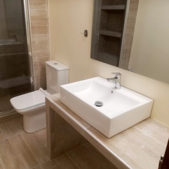 Ανακαίνιση μπάνιου στον Άγιο Στέφανο από την Chroma Decor με χτιστό έπιπλο και μοντέρνα είδη υγιεινής