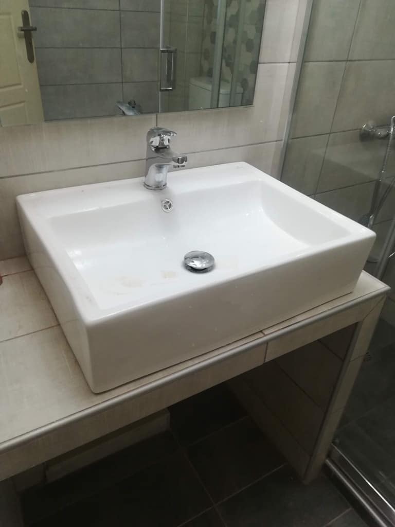 χτιστό έπιπλο μπάνιου με λευκό νιπτήρα σε ανακαίνιση μπάνιου