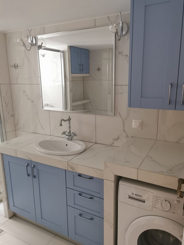 Ανακαινισμένο μπάνιο στο Παγκράτι με μπλε έπιπλο, custom πάγκο και ενσωματωμένο πλυντήριο