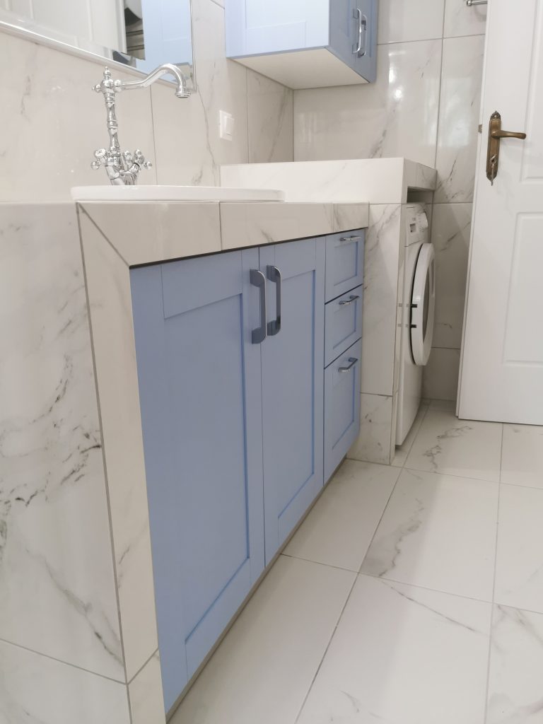 Custom μπλε έπιπλο μπάνιου με ενσωματωμένο πλυντήριο σε ανακαίνιση στο Παγκράτι