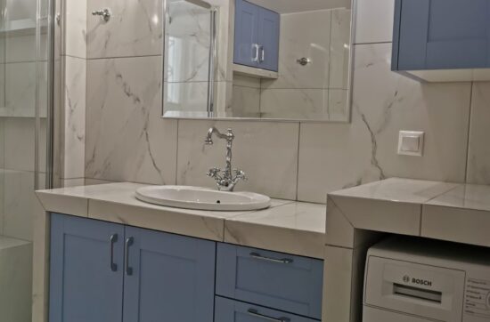 Ολική ανακαίνιση μπάνιου στο Παγκράτι με μπλε έπιπλο και custom πάγκο