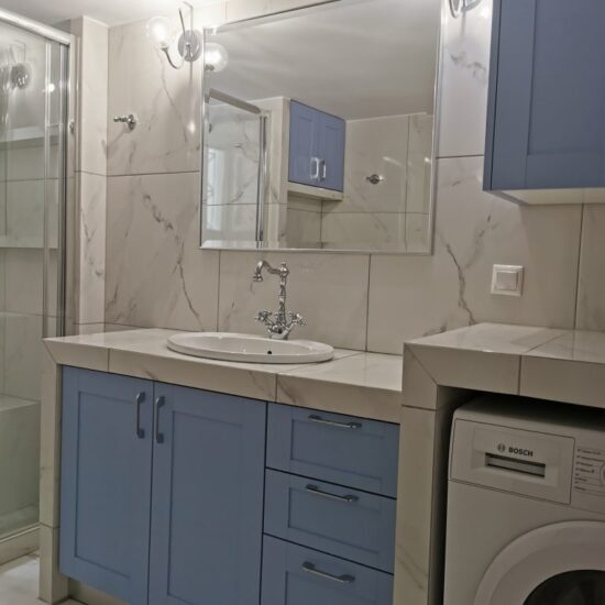 Ολική ανακαίνιση μπάνιου στο Παγκράτι με μπλε έπιπλο και custom πάγκο