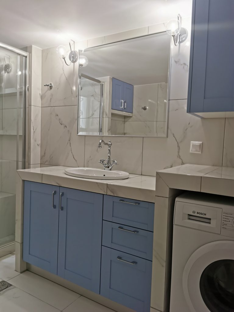 Ολική ανακαίνιση μπάνιου στο Παγκράτι με μπλε έπιπλο και custom πάγκο