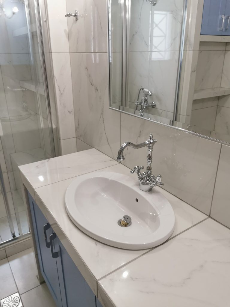 Ανακαίνιση μπάνιου στο Παγκράτι με νιπτήρα σε custom πάγκο και μπαταρία vintage