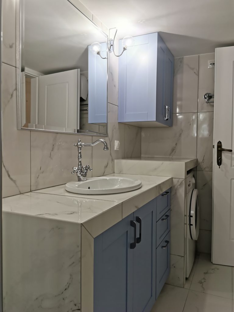 Ανακαίνιση μπάνιου στο Παγκράτι με custom πάγκο και μπλε έπιπλο μπάνιου