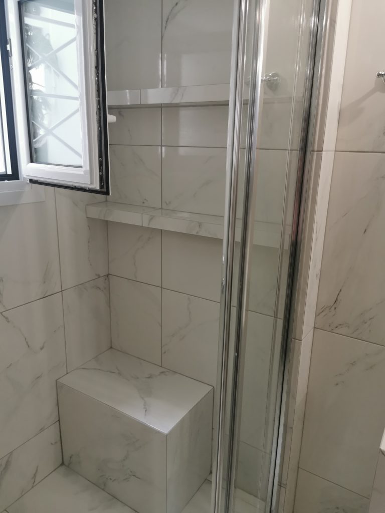 Ανακαίνιση μπάνιου στο Παγκράτι με καμπίνα ντουζιέρας και εντοιχισμένο κάθισμα