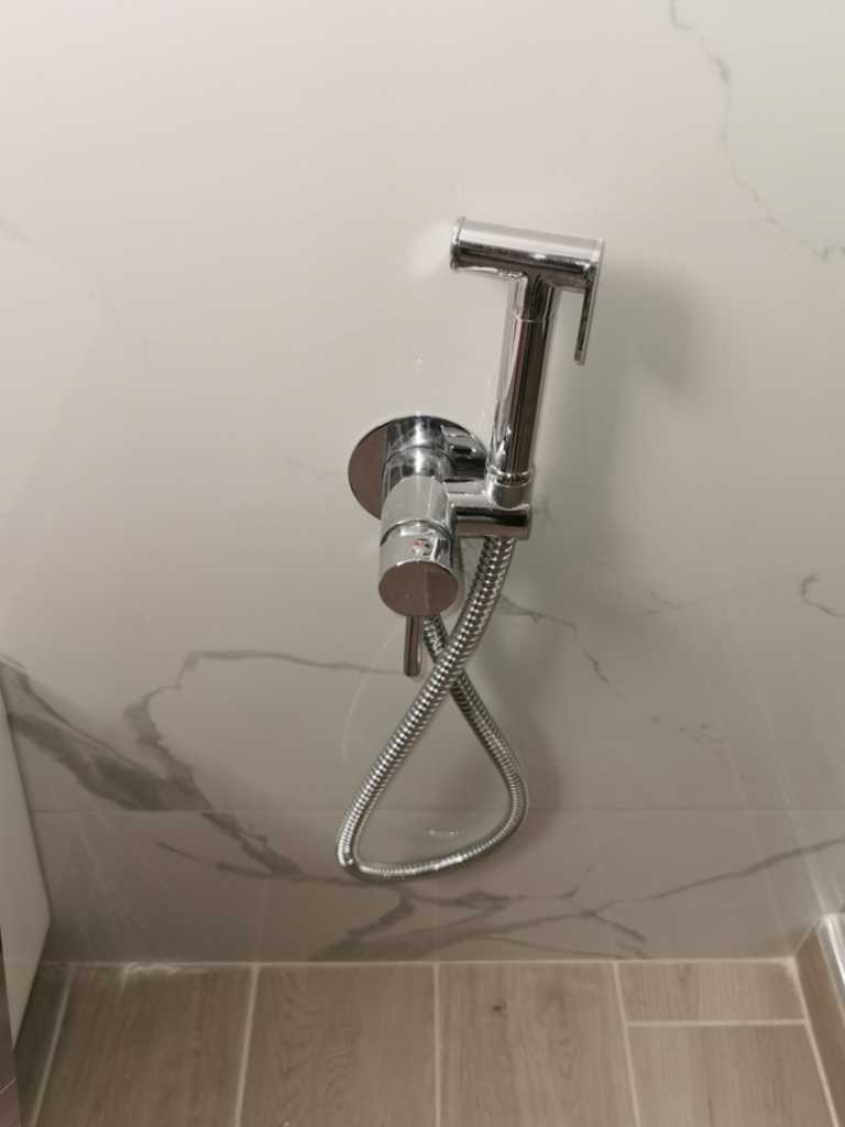 Ντους υγιεινής με μπαταρία τοίχου σε ανακαίνιση μπάνιου στον Ταύρο