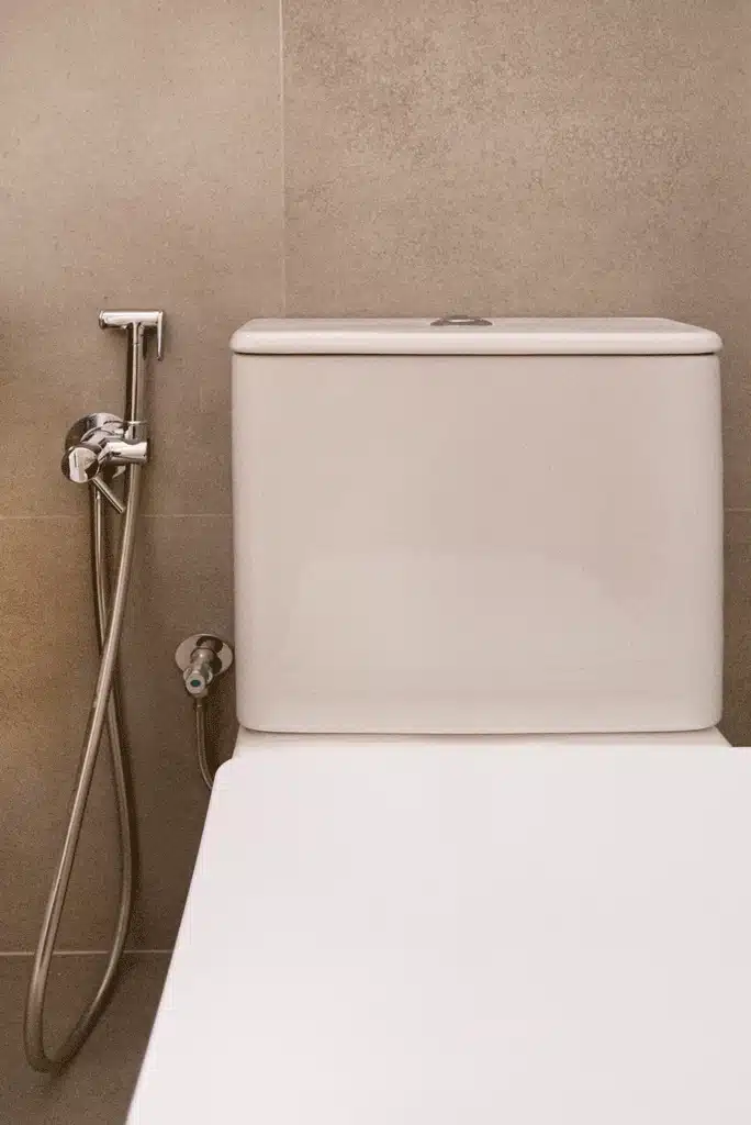 Λεκάνη μπάνιου με ντουζάκι υγιεινής σε έργο ανακαίνισης μπάνιου στη Νίκαια