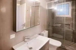 Ανακαίνιση μπάνιου στη Νίκαια με walk-in ντουζιέρα, γυάλινο διαχωριστικό και εντοιχισμένη εσοχή στο ντους