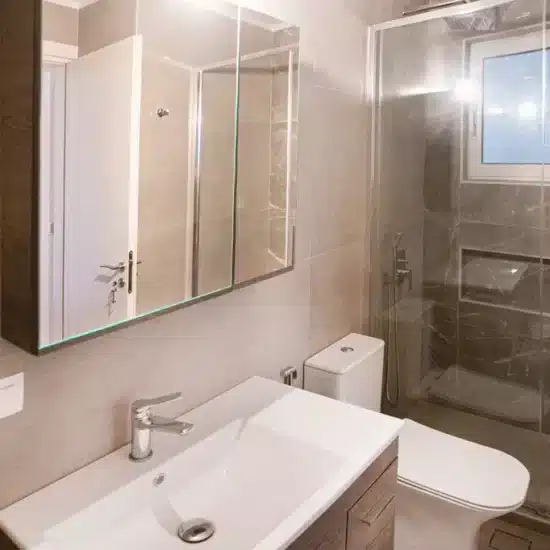 Ανακαίνιση μπάνιου στη Νίκαια με walk-in ντουζιέρα, γυάλινο διαχωριστικό και εντοιχισμένη εσοχή στο ντους