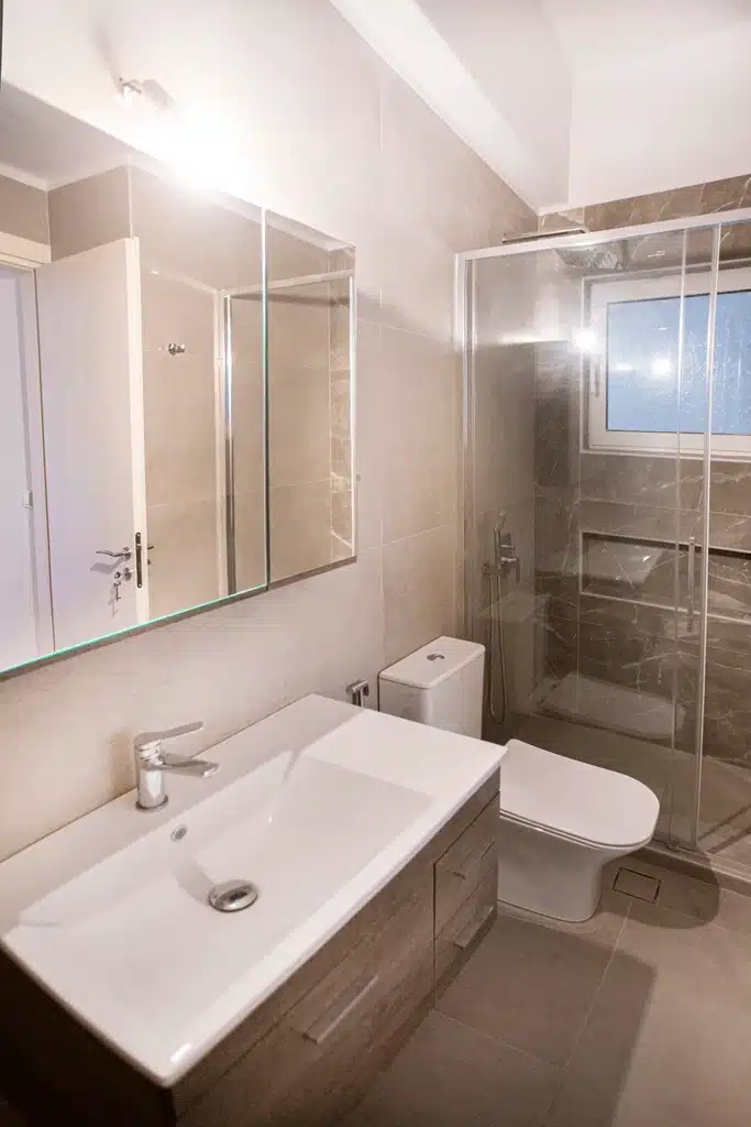 Ανακαινισμένο μπάνιο στη Νίκαια με καμπίνα ντους, έπιπλο μπάνιου και καθρέφτη με ντουλάπι