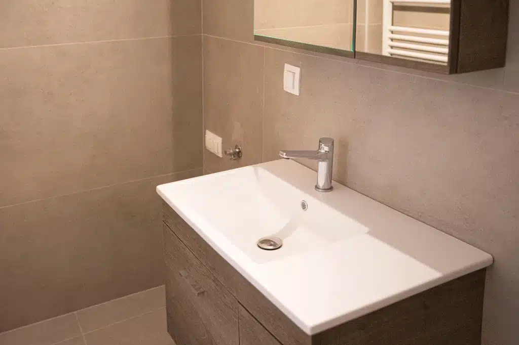 Ενθέτος νιπτήρας σε έπιπλο μπάνιου με σύγχρονη μπαταρία σε ανακαινισμένο μπάνιο στη Νίκαια