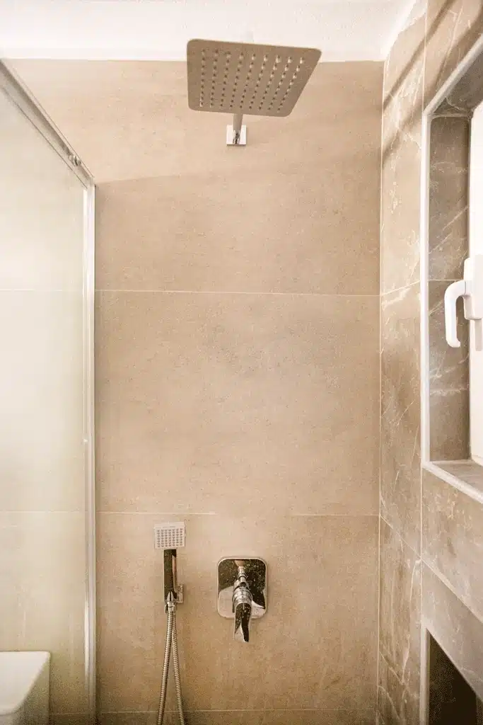 Ντους σε ανακαινισμένο μπάνιο στη Νίκαια με εντοιχισμένη μπαταρία και κεφαλή βροχής