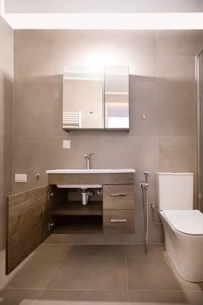 Έπιπλο μπάνιου με συρτάρια και αποθηκευτικό χώρο σε ανακαινισμένο μπάνιο στη Νίκαια