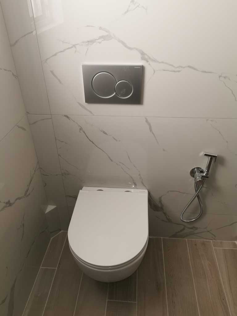 Κρεμαστή λεκάνη με εντοιχισμένο καζανάκι σε ανακαίνιση μπάνιου στον Ταύρο