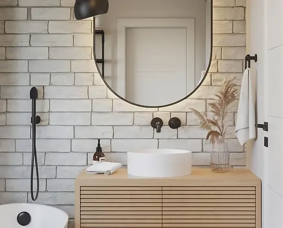 Ανακαίνιση μπάνιου με νιπτήρα πάγκου και επένδυση λευκού πλακιδίου από τη Chroma Decor