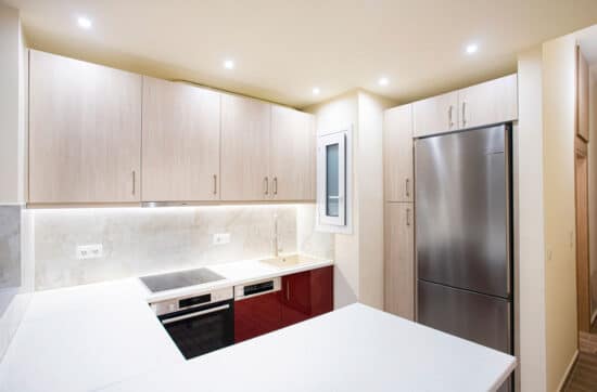 Ανακαίνιση κουζίνας στο Παγκράτι με λευκά ντουλάπια και εντοιχισμένες συσκευές